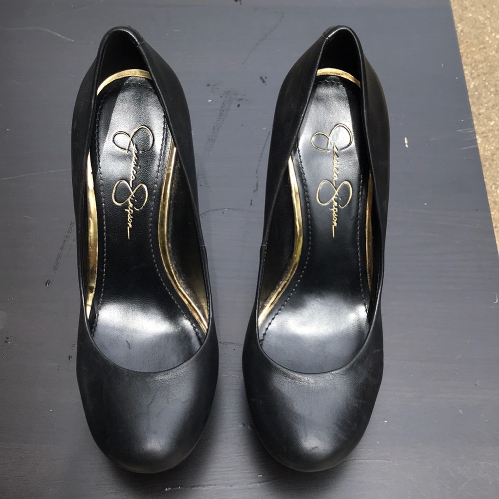 Black pumps